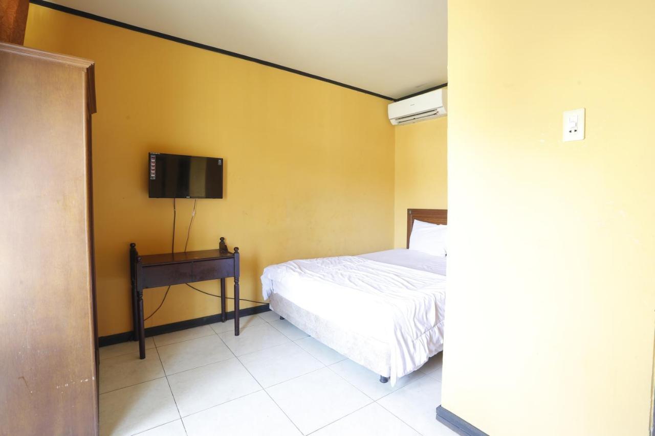 Oyo 93119 Guest House Leo Patra Muara Badak Exterior foto