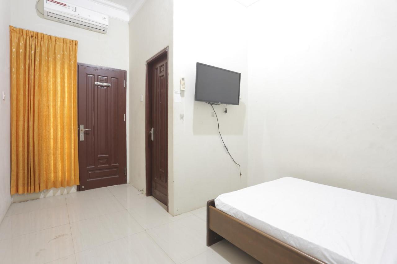 Oyo 93119 Guest House Leo Patra Muara Badak Exterior foto