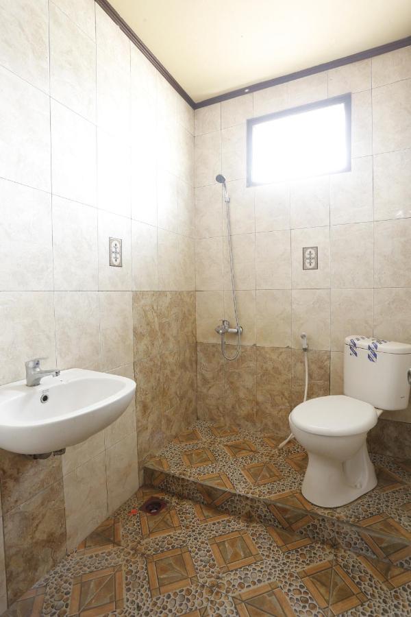 Oyo 93119 Guest House Leo Patra Muara Badak Exterior foto