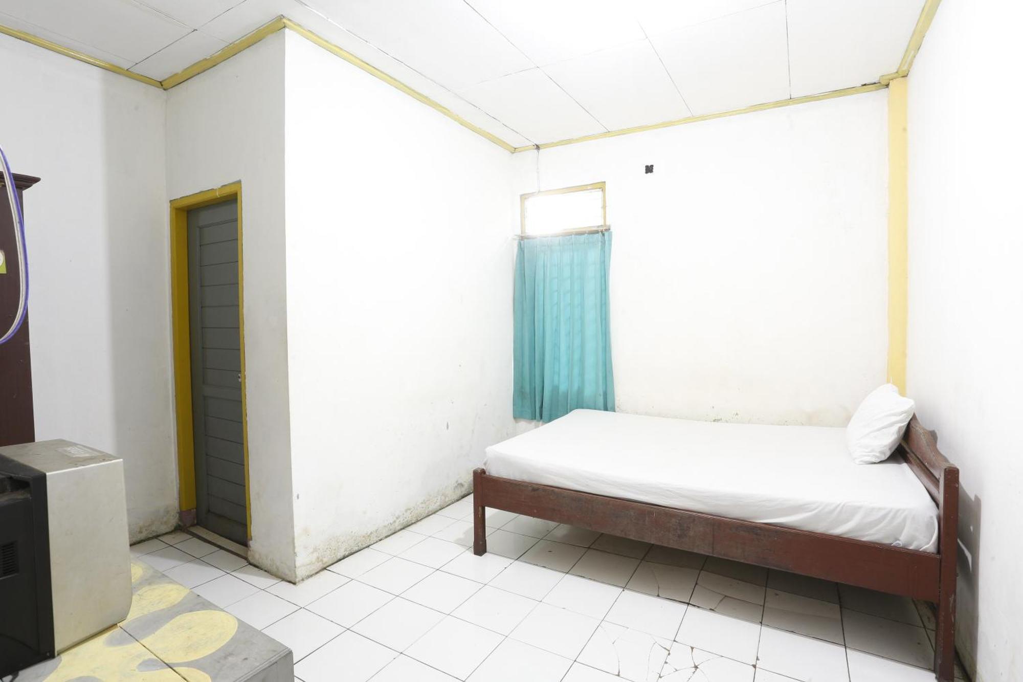 Oyo 93119 Guest House Leo Patra Muara Badak Exterior foto