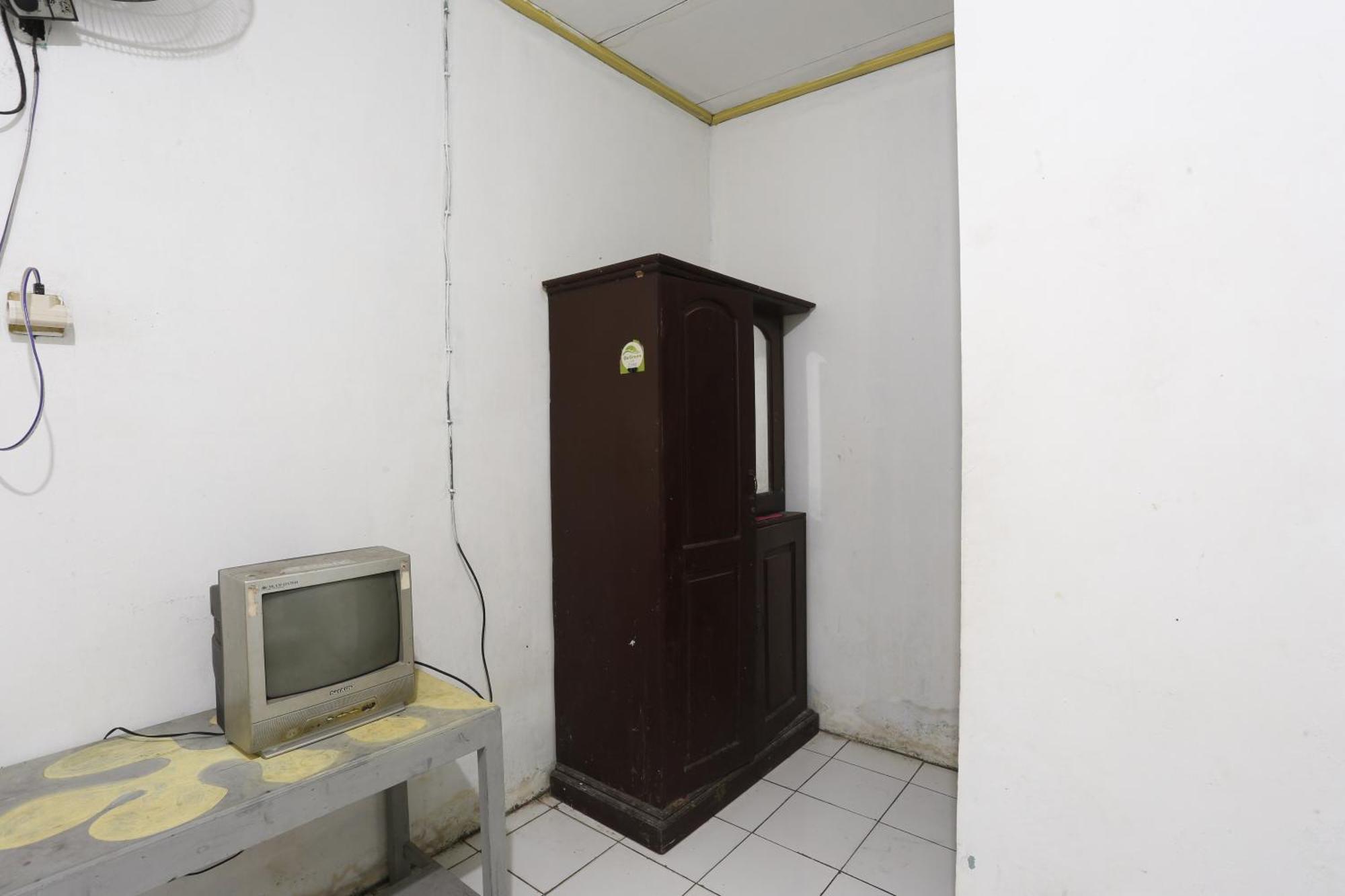 Oyo 93119 Guest House Leo Patra Muara Badak Exterior foto
