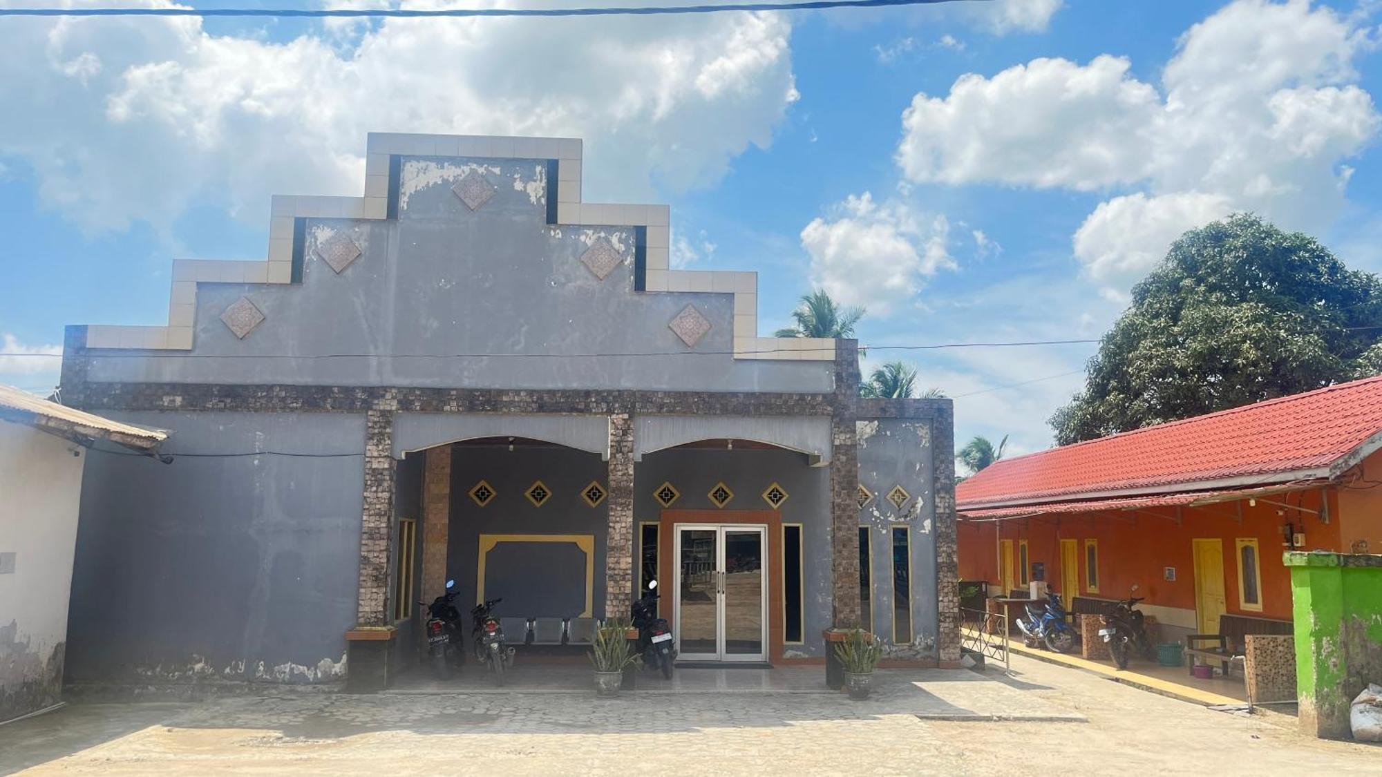 Oyo 93119 Guest House Leo Patra Muara Badak Exterior foto
